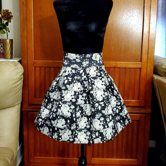 Dresses & Skirts - 🖤 Black and White floral skirt.